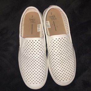 White shoes size 7